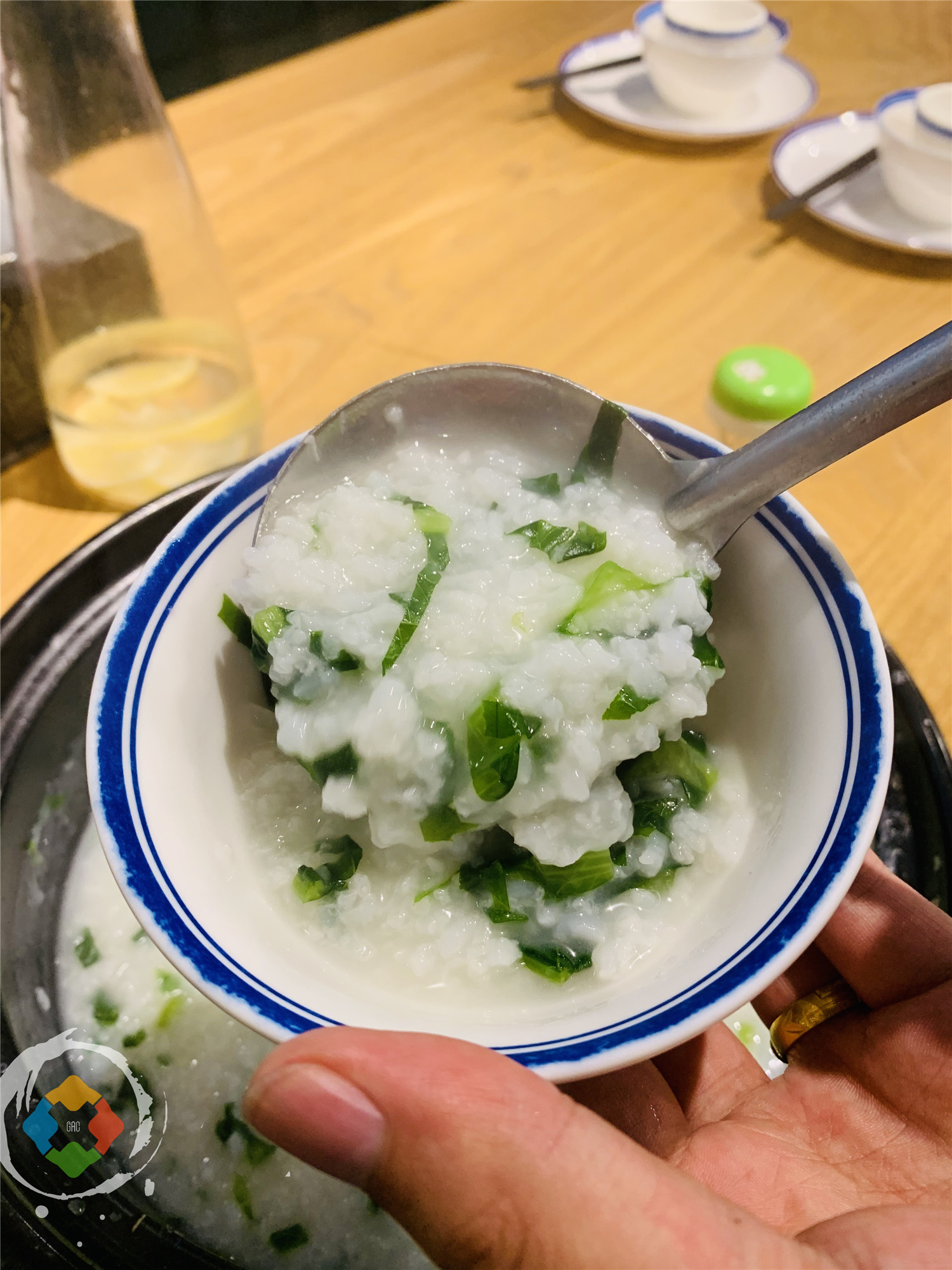 为什么重庆人要在大排档养生？一边吃着小龙虾生蚝，一边喝着热粥