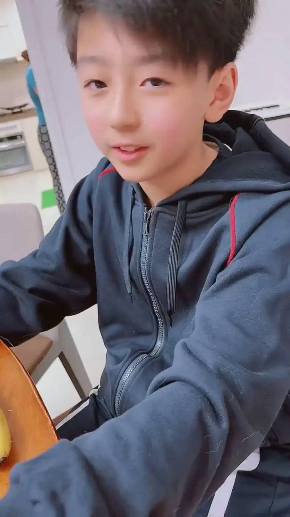 謝霆鋒11歲兒子罕露面！小臉通紅側(cè)顏神似爸爸，與張柏芝互動(dòng)有愛(ài)