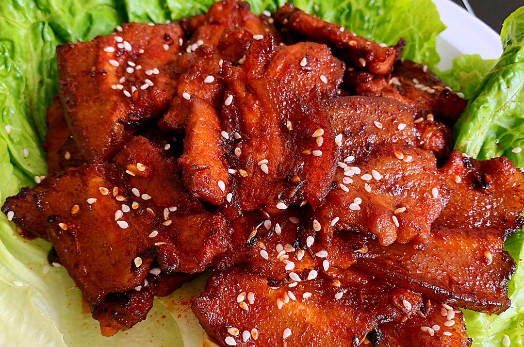 This is the best way to eat pork belly, no oil, no water, the burnt fragrant and tender taste is excellent