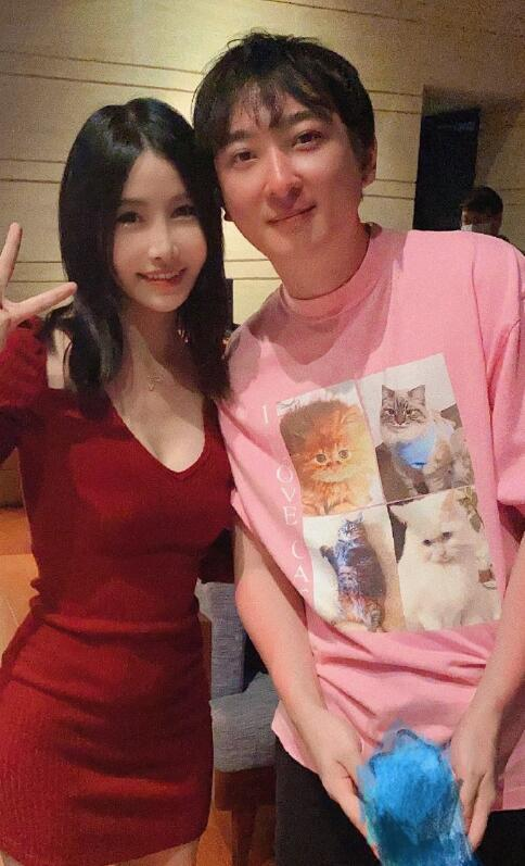 王思聪庆生，游艇飞机配前女友排场超前，他穿