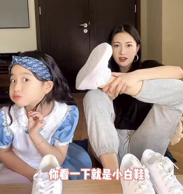 包文婧攜女兒錄視頻，餃子變媽媽小姐妹幫打下手，文靜優雅超淑女