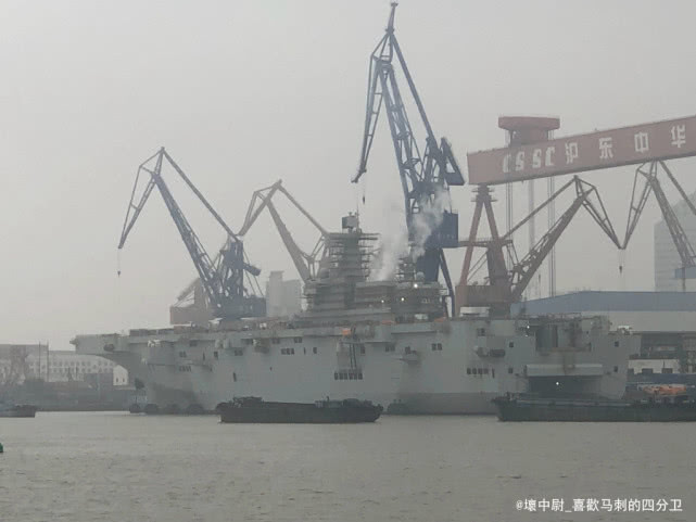 国产4万吨巨舰迎来关键时刻！舰岛冒出滚滚白烟