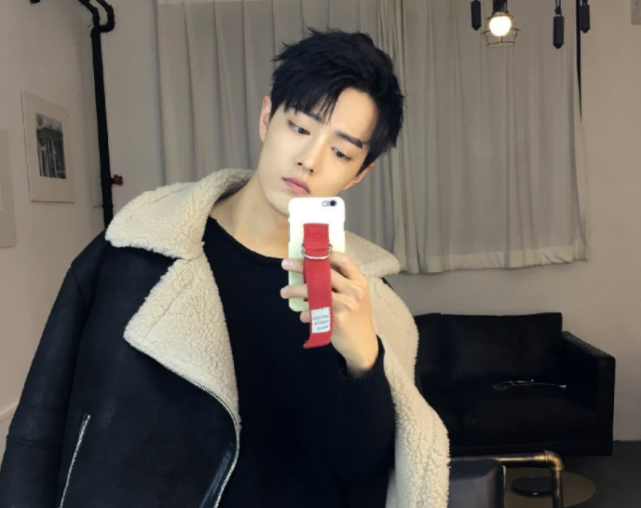 肖战呼吁每天捐款上百块，真以为粉丝的钱是大风刮来的？