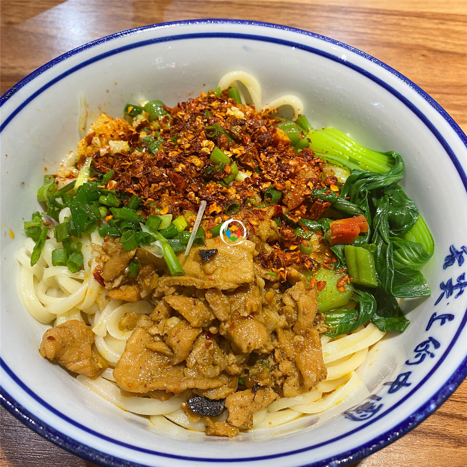 重庆哪里有正宗陕西风味？特色油泼臊子面，就着大蒜吃才够味