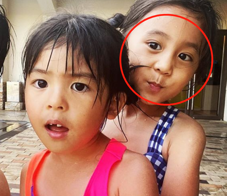 波妞圆嘟嘟萌脸超吸睛，有谁注意到身旁的姐姐？这双眼皮我慕了