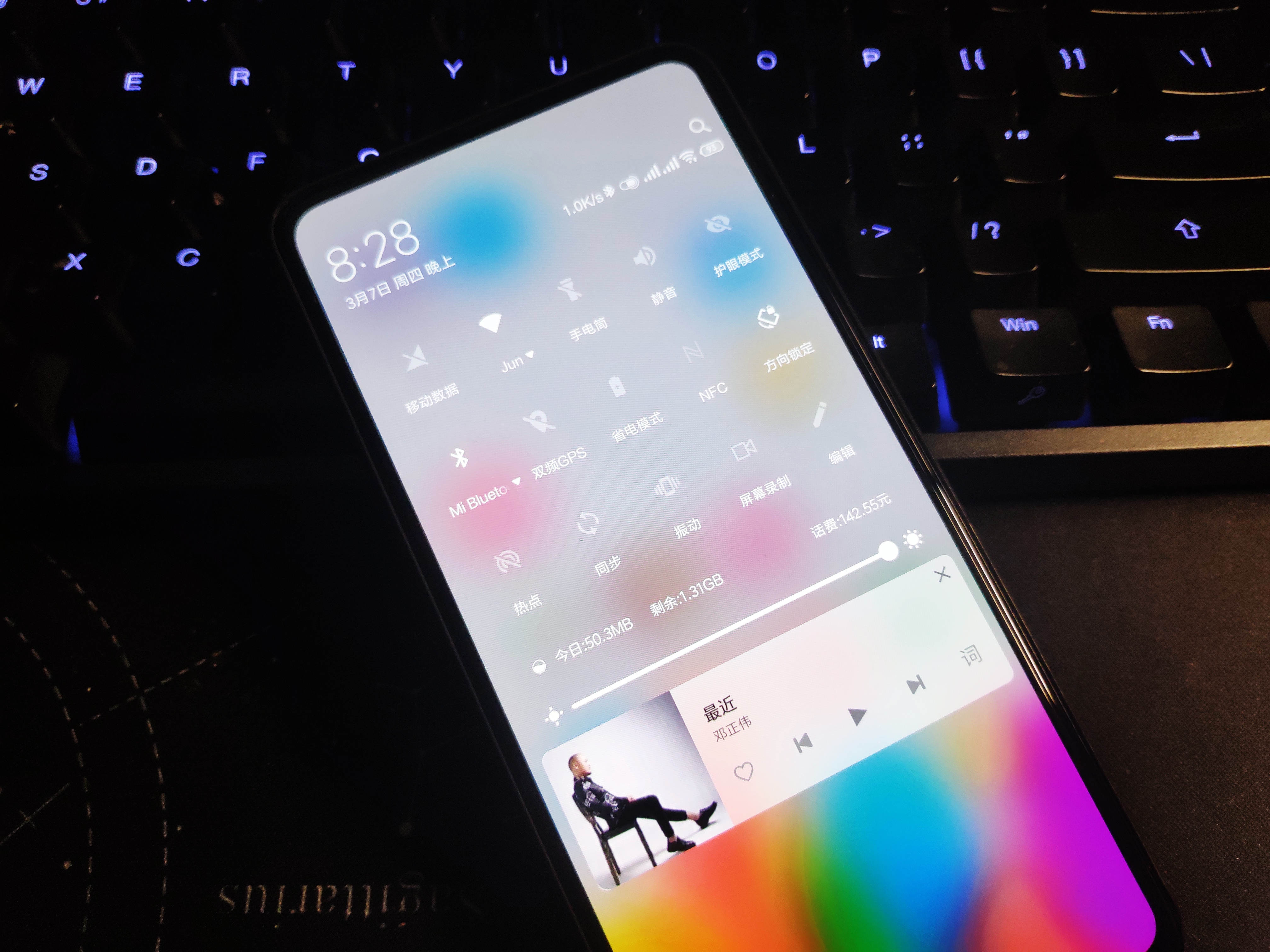 共享一款魅族手机设计风格MIUI主题风格，全透明毛玻璃状态栏，完全免费！