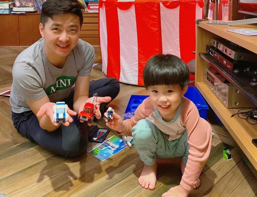 林志颖带娃参加侄子生日派对，双子星调皮可爱，林妈妈和蔼出镜