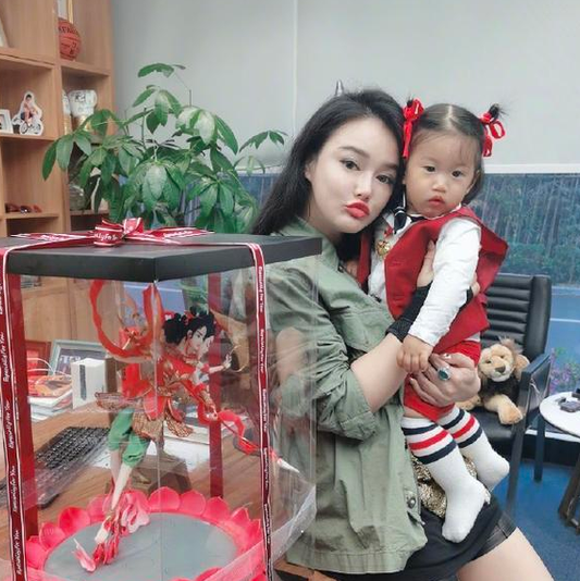 鄒市明兒子軒軒長大了！ 近照眉眼秀氣成帥哥，9歲雙腿粗壯不似爸