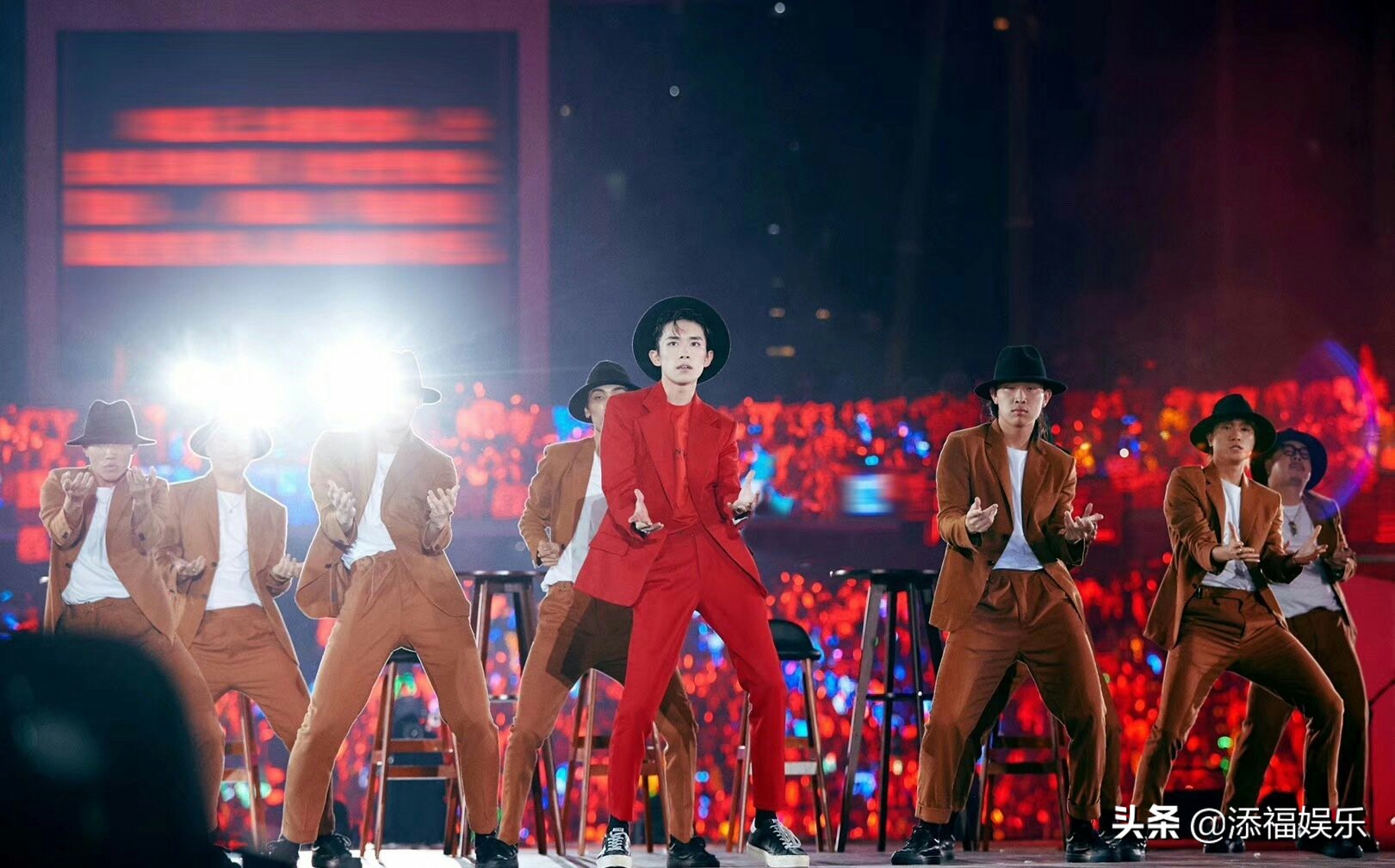 千玺又和易燃装置聚餐了，素颜拍新合影状态好，粉丝看后心情复杂