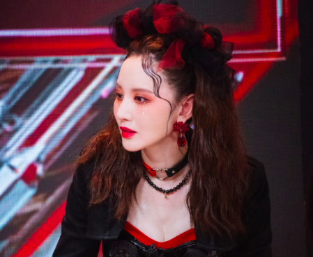 抄袭？张萌三公造型和徐艺洋如出一辙，二人比美张萌毫不逊色