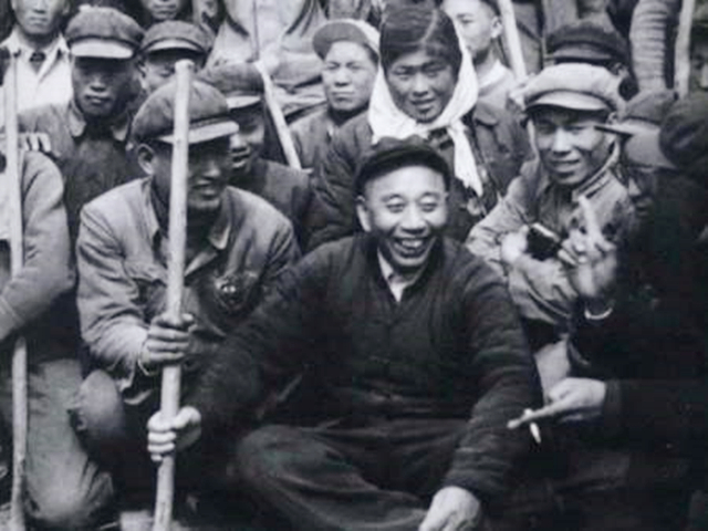 1954年，毛主席為什么要決策成立新疆生產建設兵團？