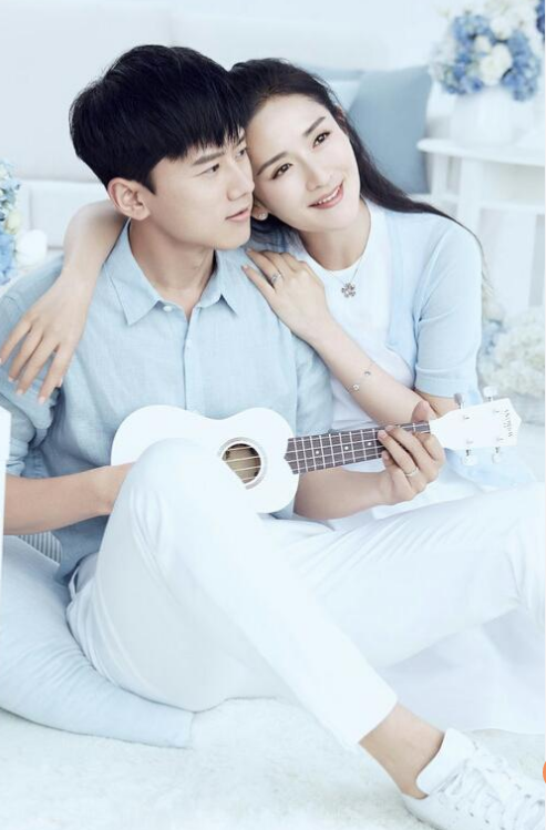 謝娜40歲生日張傑玩配音表白，結婚10年重現求婚場景甜蜜依舊