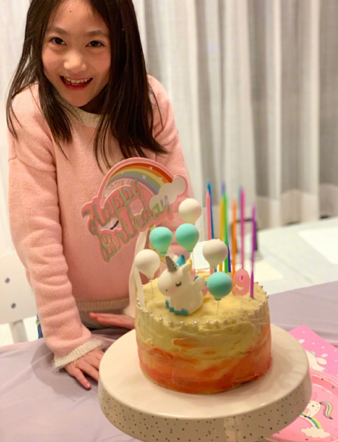 李小鵬為女兒慶9歲生日，奧莉長成大姑娘，大方自信越長越像媽媽