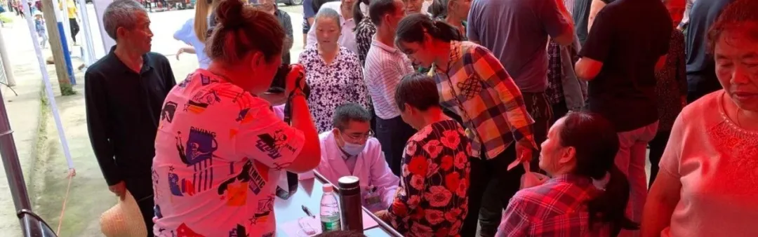 学党史,当先锋,我为群众办实事——炎陵县水口镇义诊、助学活动
