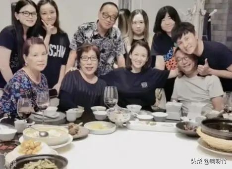 乔任梁去世5年后，乔妈妈却被骂上热搜，被迫公开道歉