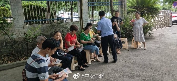 院坝会|港城园派出所深入辖区召开警民院坝会