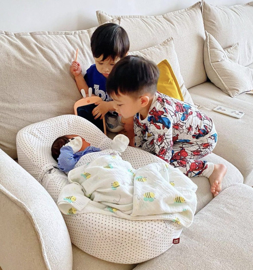 胡杏兒老公曬長子變魔術，奕霆戲精上身超愛演，大眼睛靈動顏值高