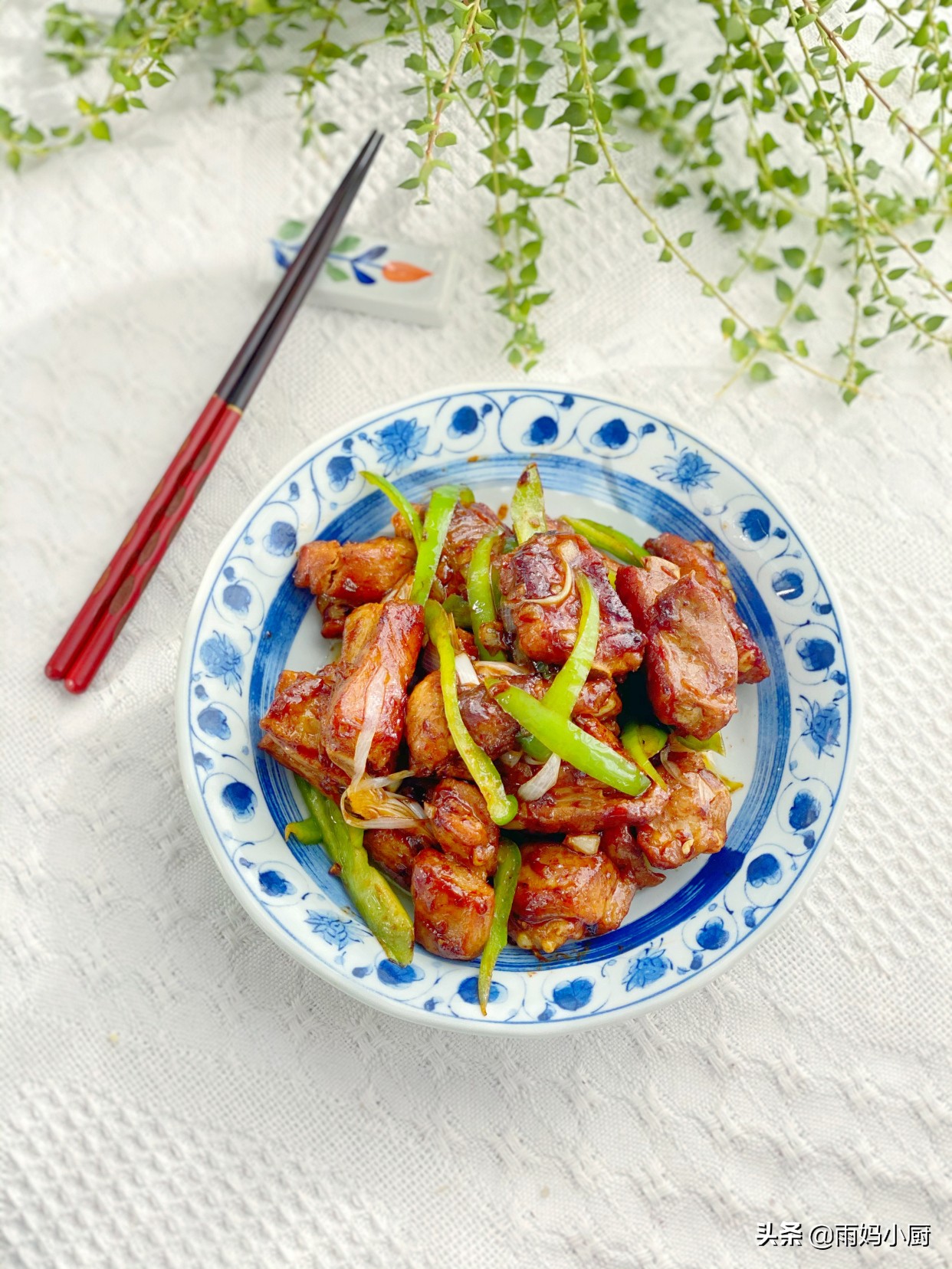 排骨别只会煲汤了，试试这做法，软嫩入味又下饭，好吃到吮手指