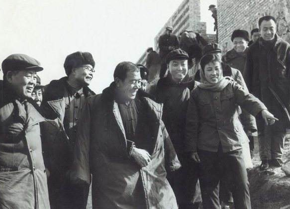 开国将领衣锦还乡，搭乘驴车回故乡，不想老车夫正是自己的父亲