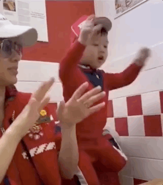 胡杏兒老公曬長子變魔術，奕霆戲精上身超愛演，大眼睛靈動顏值高