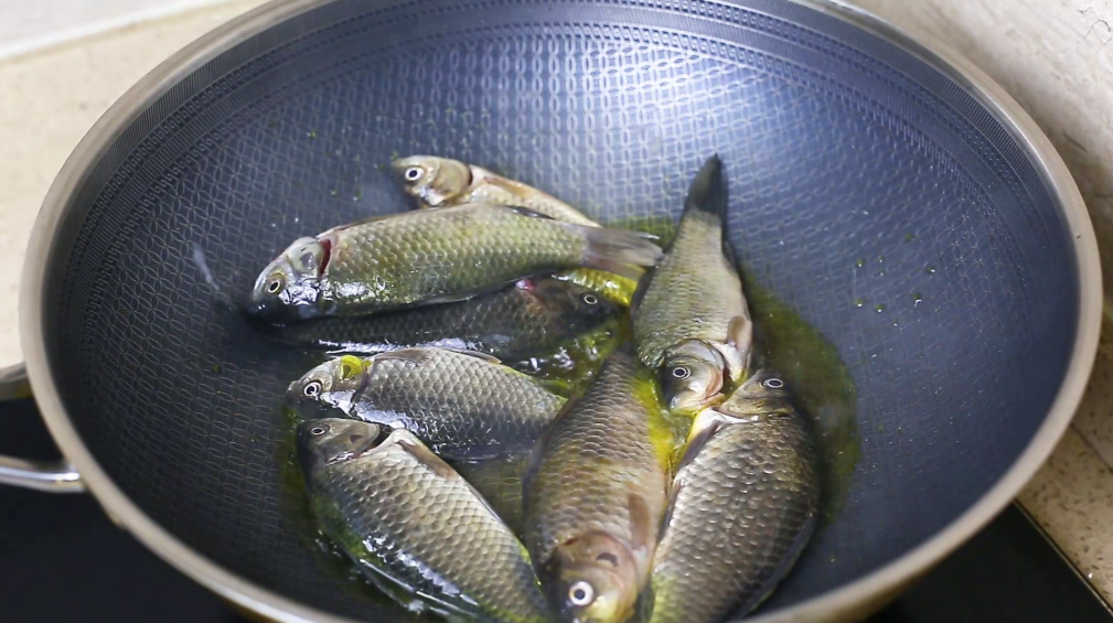 稻田鱼学会这样炖，不去鳞片也好吃，鱼肉鲜嫩，汤浓而且无腥味