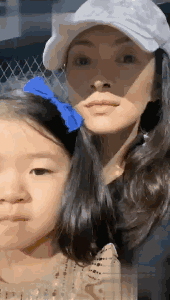 章子怡抱女儿探班汪峰，见证对方高光时刻，毫不掩饰对丈夫的崇拜