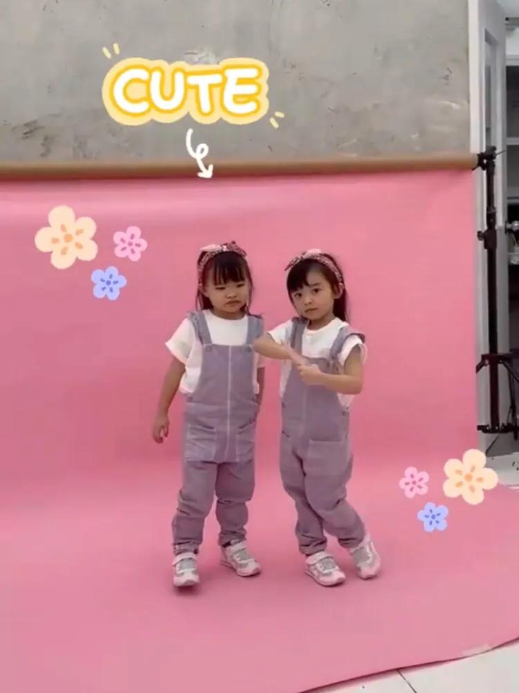 熊黛林帶雙胞胎女兒拍照，姐姐淑女範兒，妹妹活潑開朗很有鏡頭感