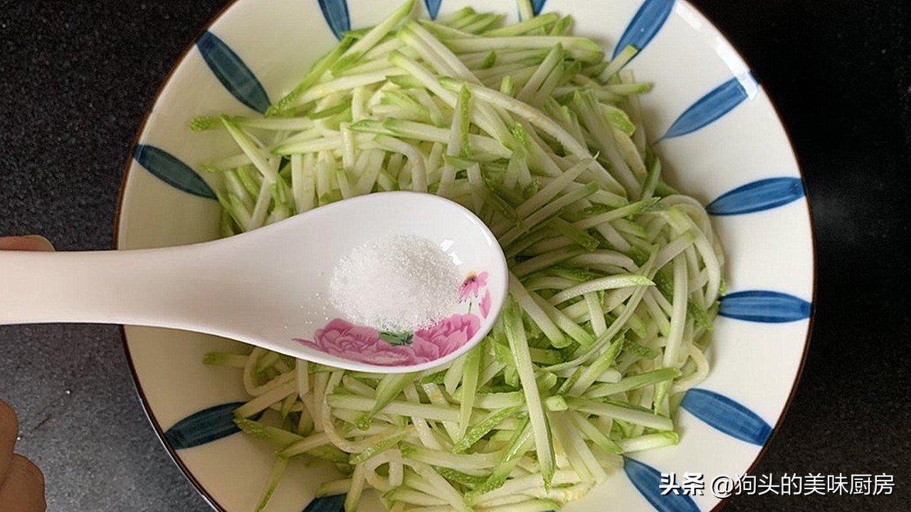 入秋后，我家这道菜经常吃，比丝瓜营养，上锅蒸着吃，太解馋了