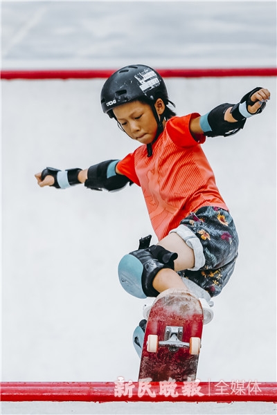 铭记场面丨只因热爱！上海九岁少女玩转滑板运动