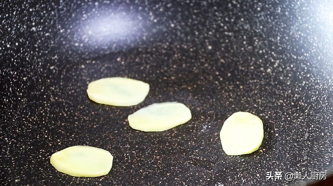 大蝦不用水煮，撒點鹽燜一下，比白灼蝦更好吃，脆嫩Q彈