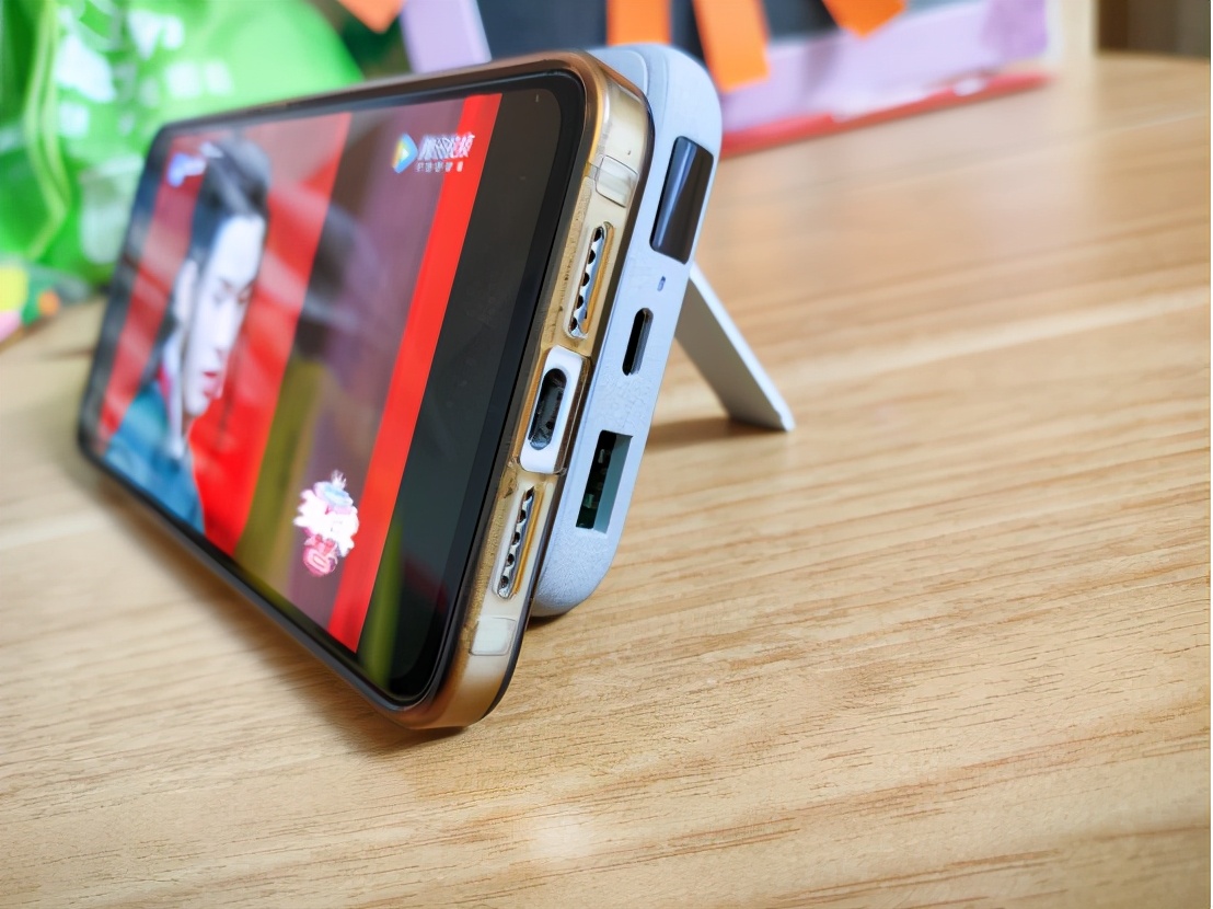 Nank南卡无线充电宝POW3：多机同时充电，还支持无线快充