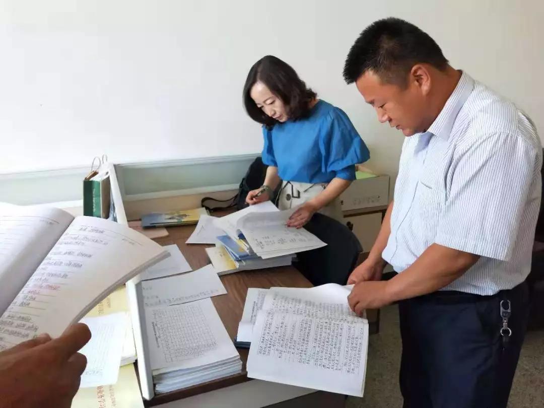 临近开学，连夜加班赶出来的暑假作业火了，这潦草的字迹是你吗