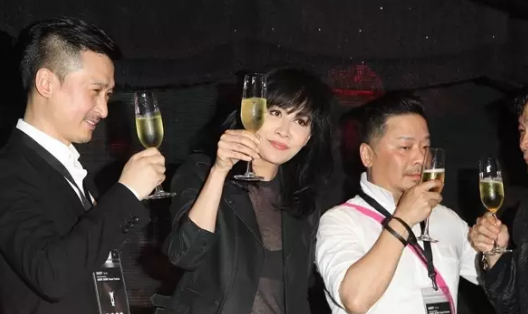 张曼玉3000块陪酒，曼神，为什么过得不如一个“江湖女子”？