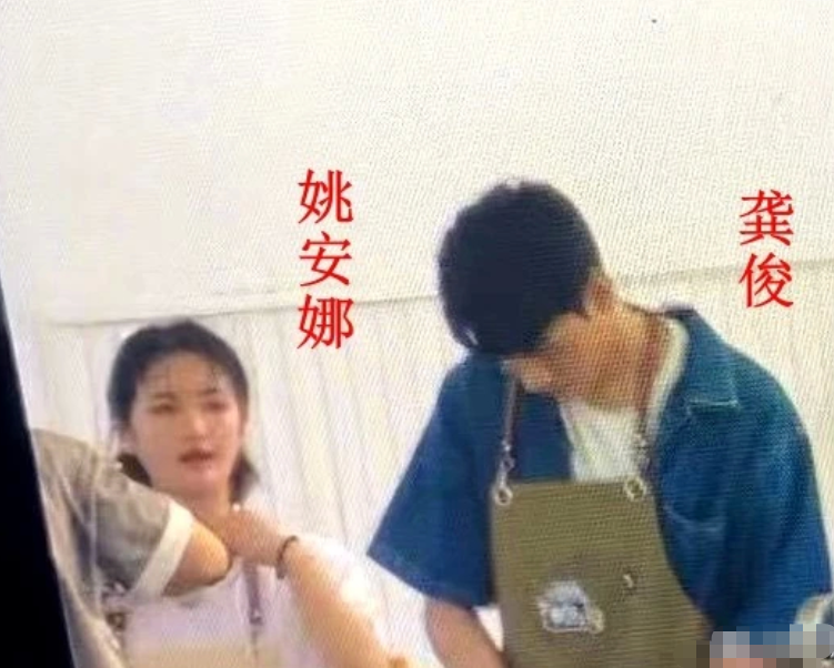 《中餐廳5》剛錄制，姚安娜就惹爭議，多看一眼龔俊都被罵慘