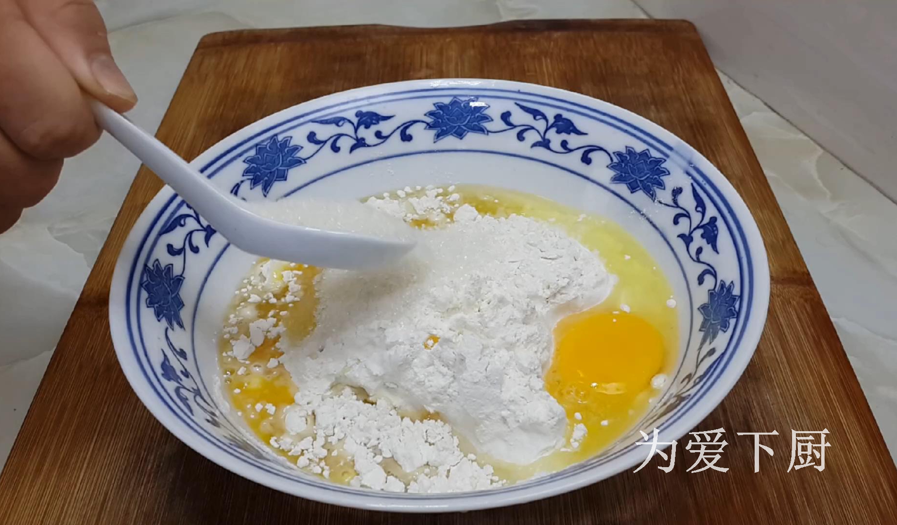 零食这样做才简单，加2个鸡蛋，外焦里软又香甜，比面包油条好吃