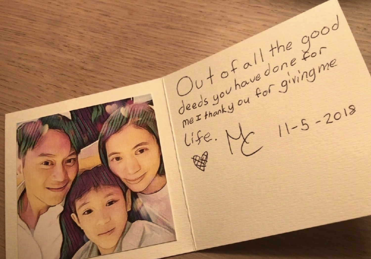 張智霖兒子母親節曬照，魔童攬媽媽臂膀顯男友力，身高赶超袁詠儀