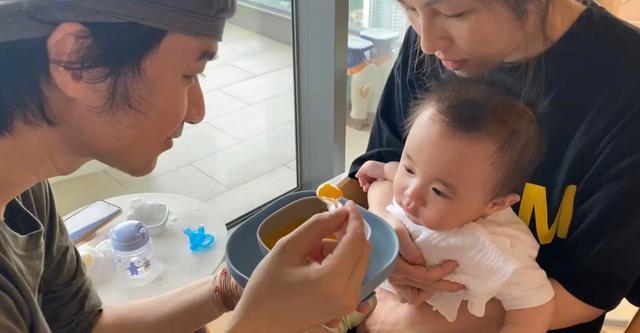 古巨基母親節曬全家福，將妻子摟在懷裡，不因兒子更愛媽媽而吃醋