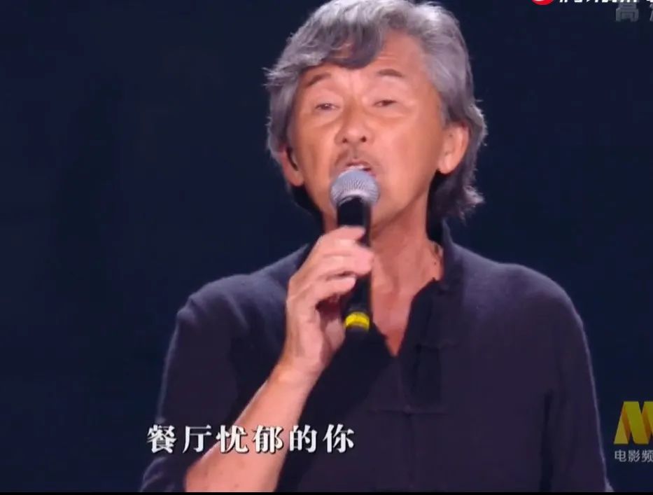 重看大湾区晚会，谢霆锋望着台上的王菲那一刻，港式浪漫破防了