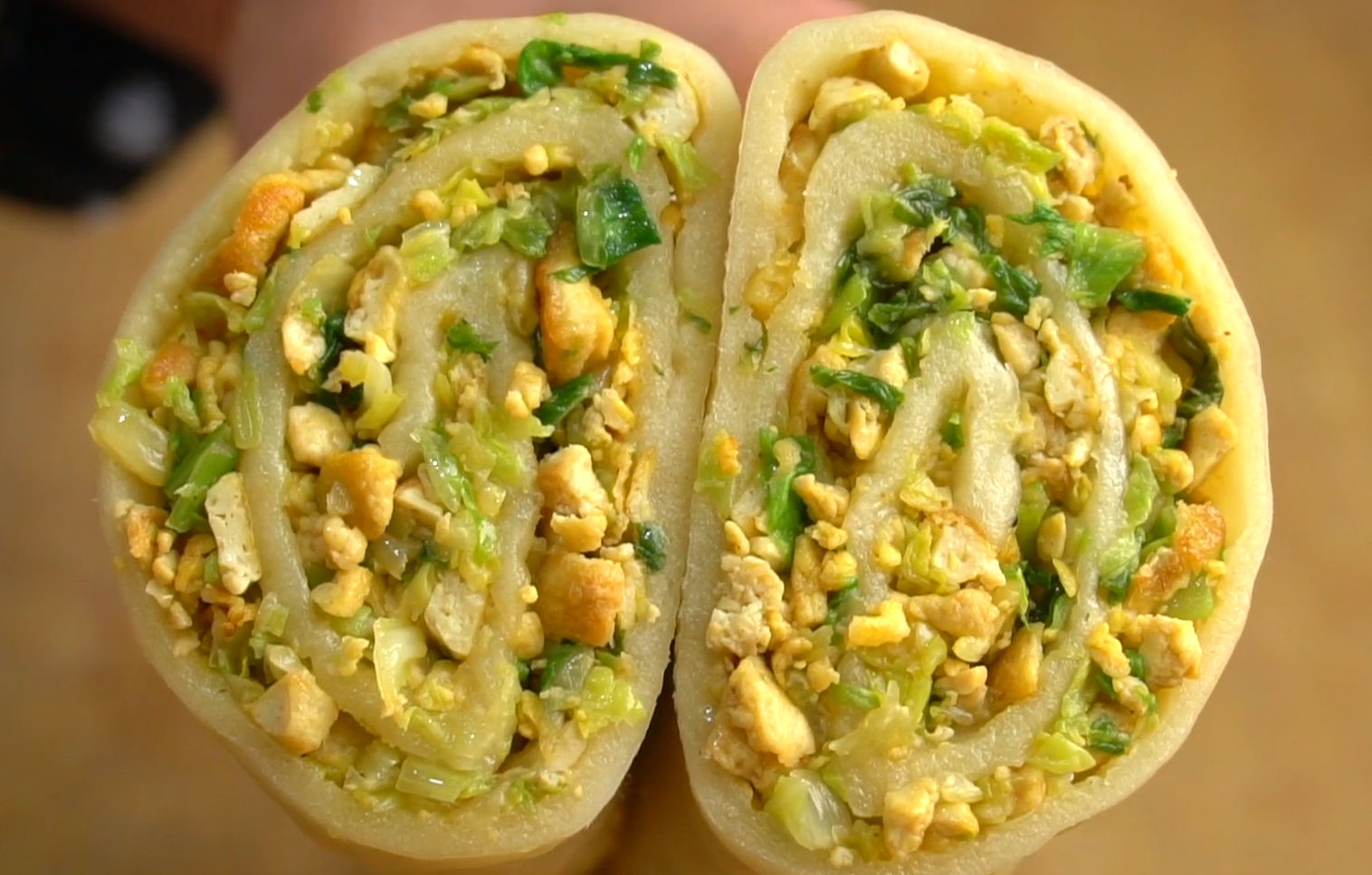 白菜這樣吃真過癮，不發麵不燙麵，一折一卷就搞定，比包子還好吃