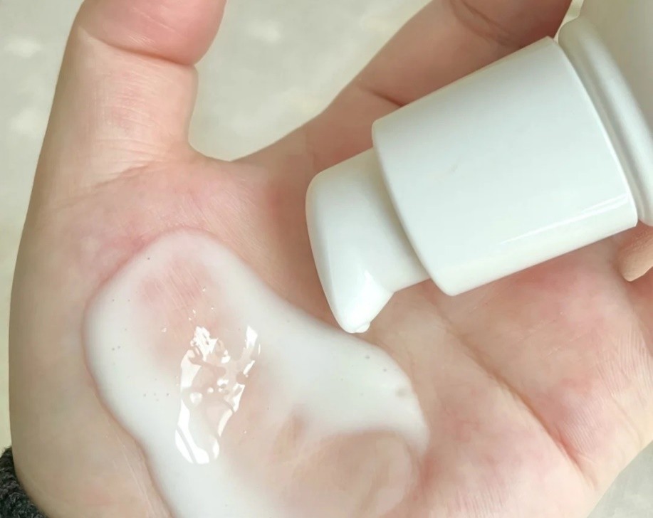 适合大油皮的4款水乳推荐：澳尔滨上脸秒吸收，黛珂是最强CP