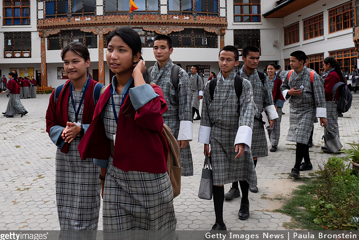 不丹的的校服基本上都为民族服装,这种服装可以追溯到17世纪.