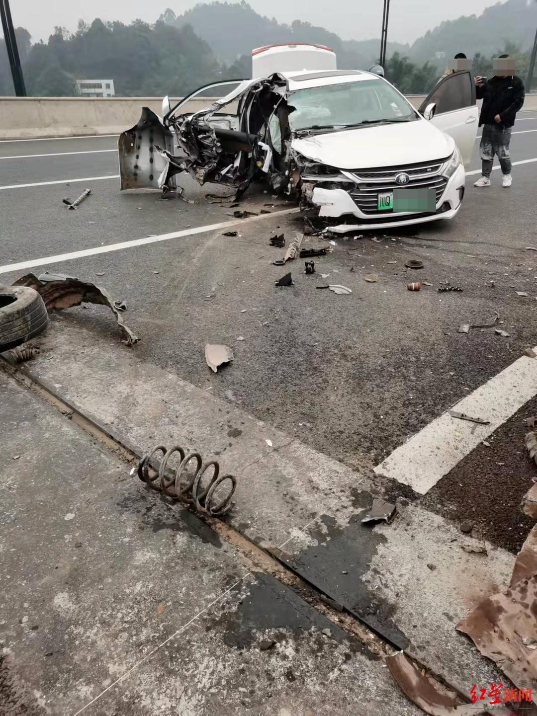 A car hit the guardrail in Yibin, Sichuan, and its body was severely ...