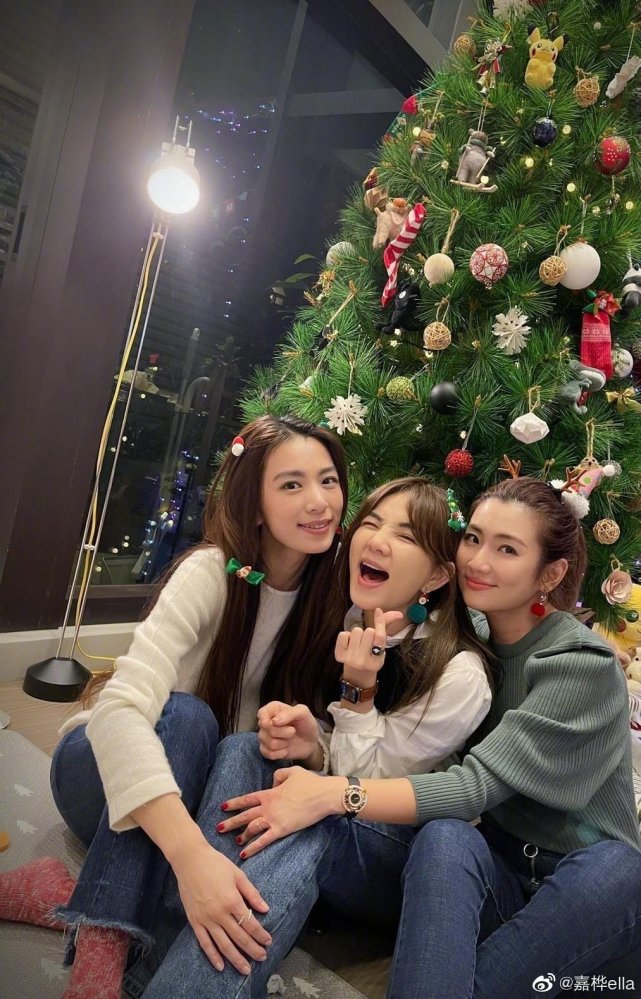 陈嘉桦晒全家福庆40岁生日，与老公儿子摆同款表情，画面超温馨