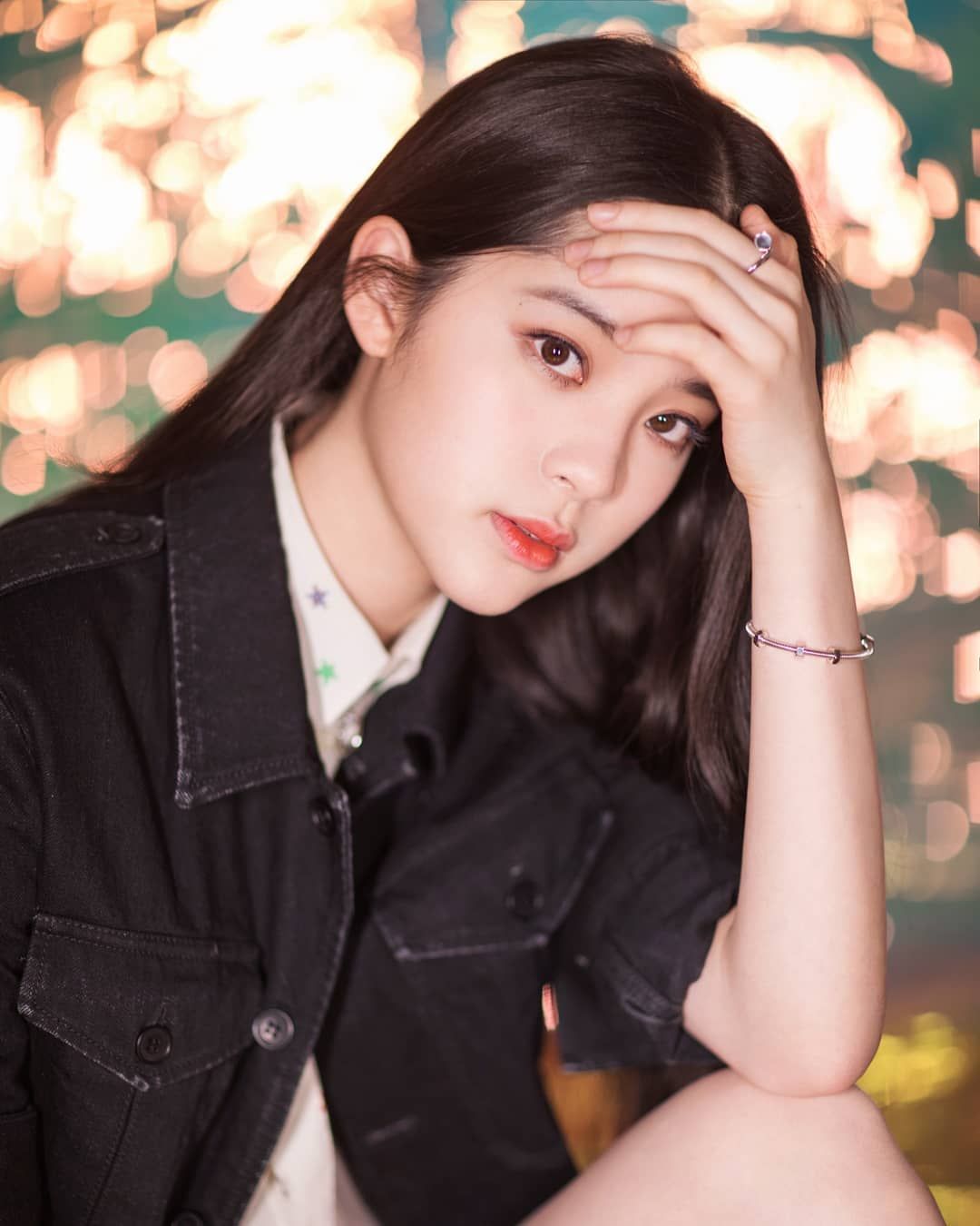 欧阳娜娜作客李佳琦直播间，烈焰红唇显成熟，