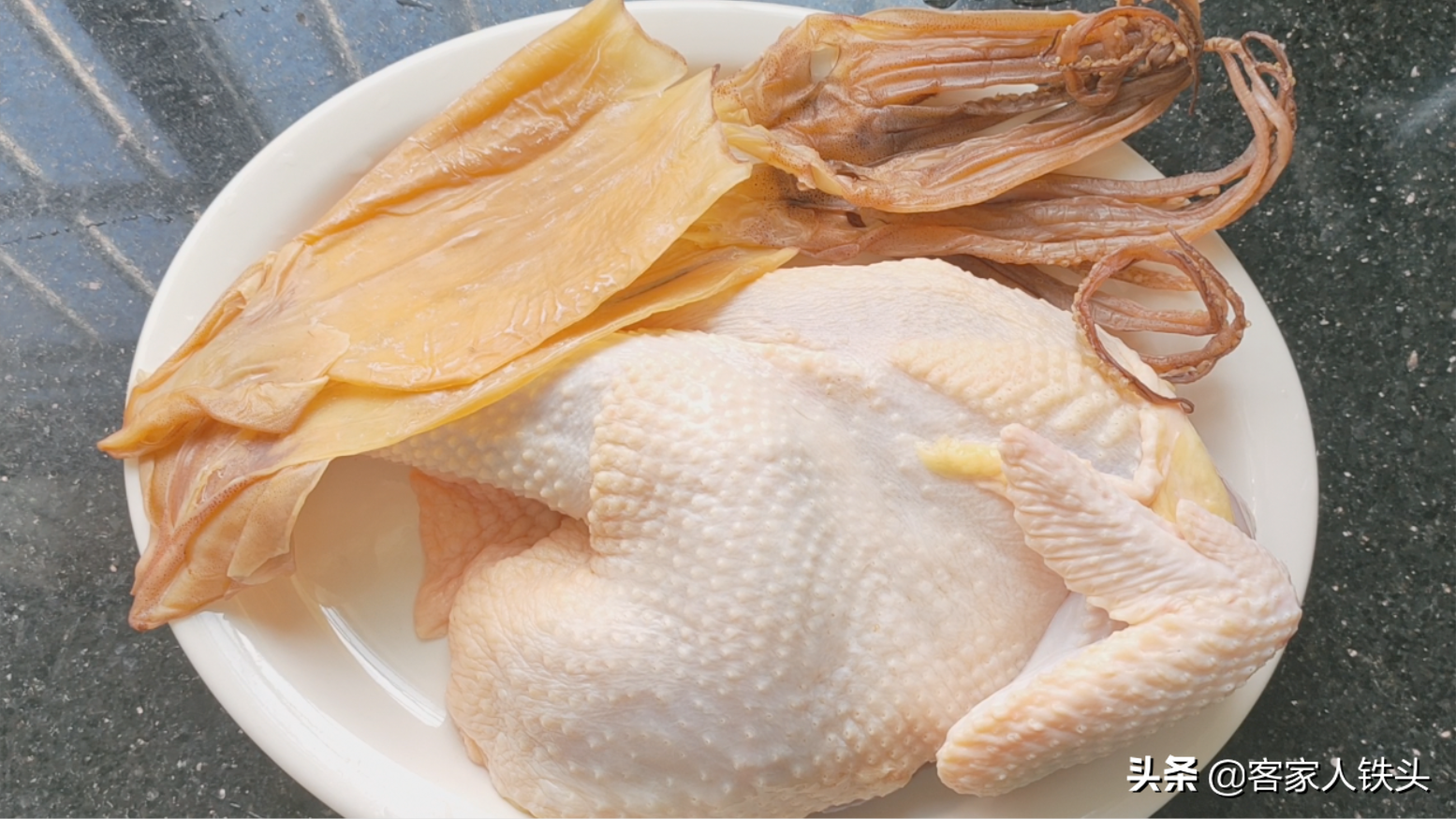 鸡肉配2个鱿鱼，这样做鸡骨头都舍不得吐，越嚼越香，味道真的好