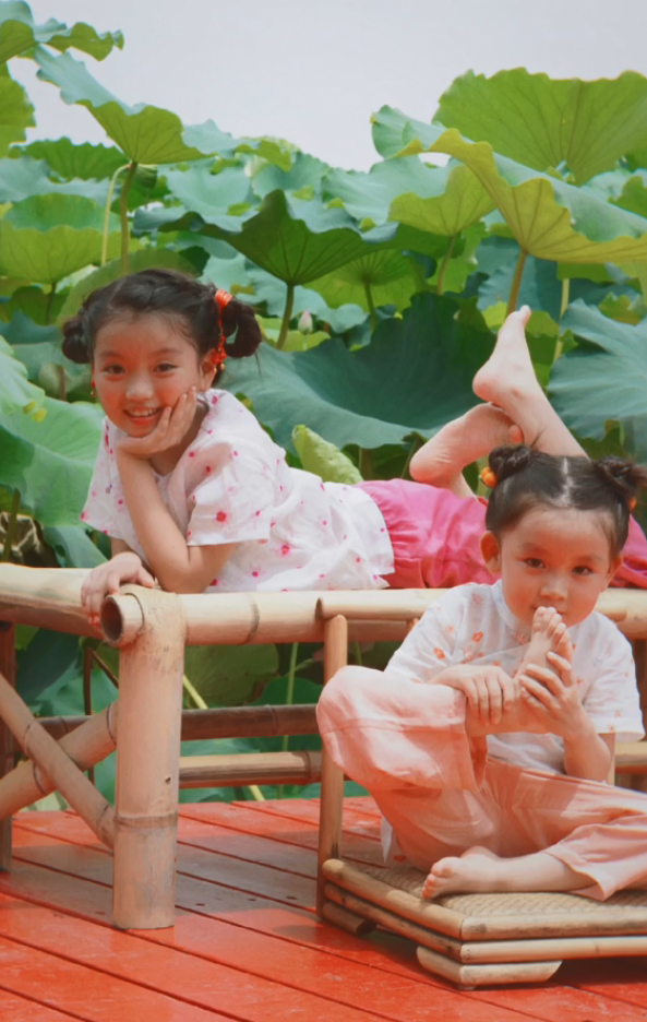 阿拉蕾与妹妹拍大片，近照又黑又瘦全程一个表情，不如妹妹有灵气