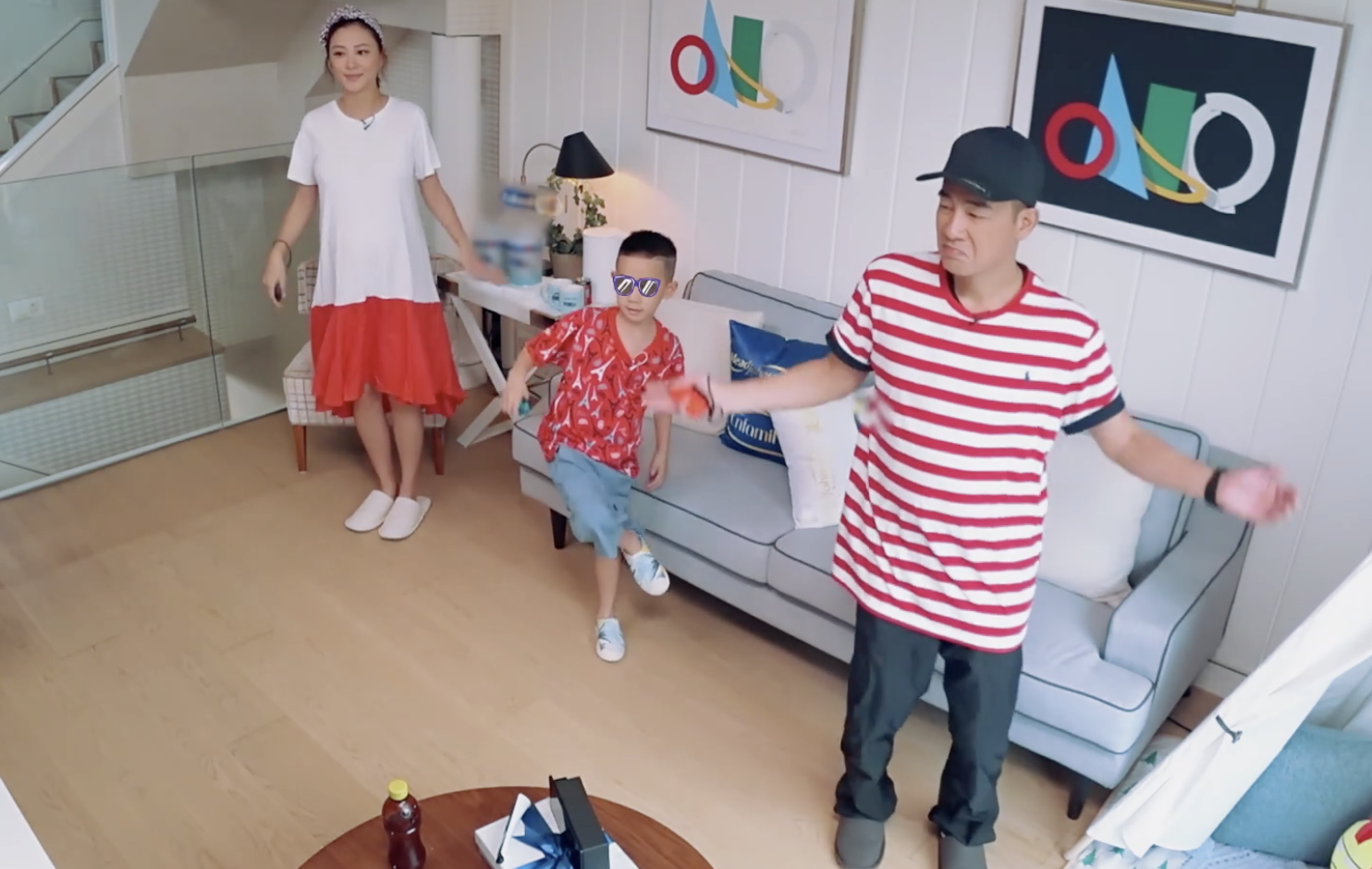 陈小春夫妇角色互换，小小春刁难爸爸，应采儿称生二胎是为陪自己