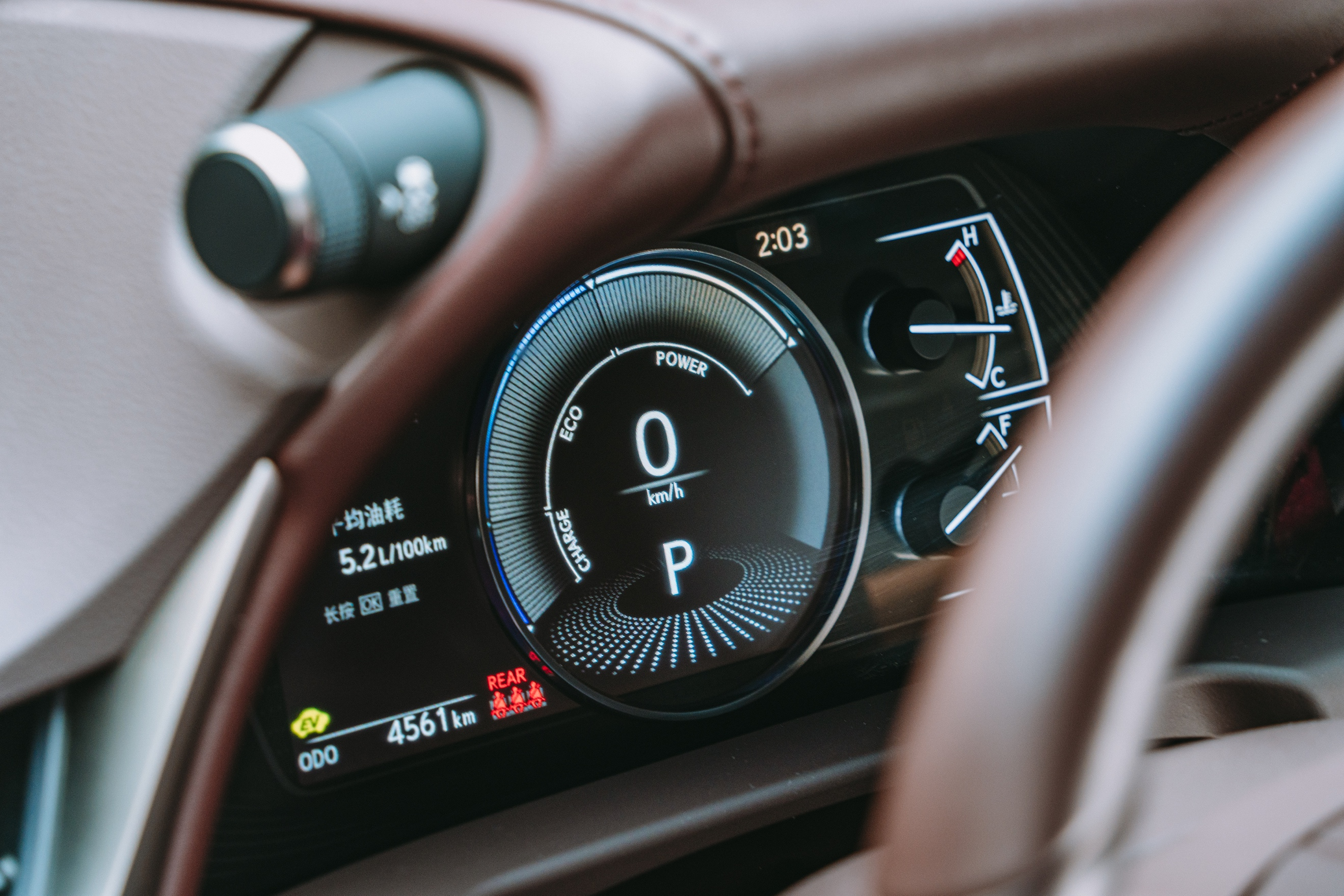 感受城市，需要一台安静并且舒适的雷克萨斯ES