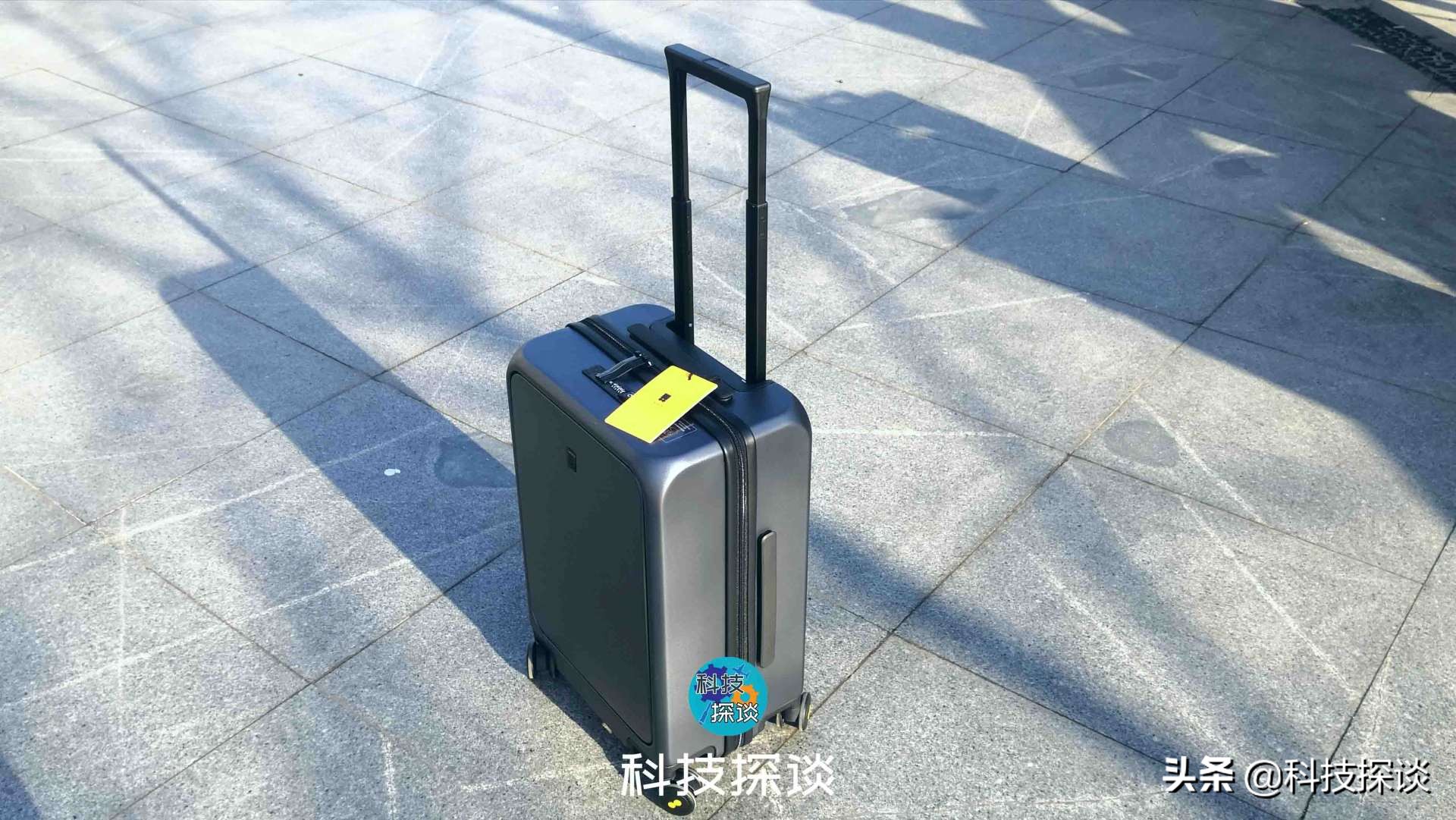国货把背包的便捷性带进行李箱，让笔记本轻松放置，手机快捷充电