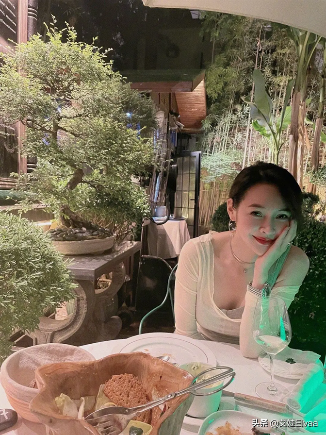 于明加夜生活真豐富，深夜買醉穿薄紗秀直尺肩，臉喝得通紅很羞澀